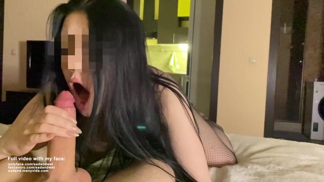 Брюнеточка в сетчатых колготках заглатывает длинный член