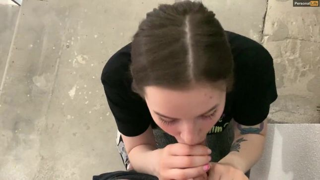 Смелая Personal Life заглатывает член прямо в подъезде