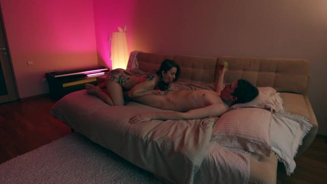 Брюнетка поздней ночью кончает от члена и вибратора