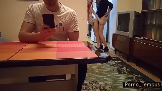 Рыжая потаскушка трахается с соседом за спиной у мужа