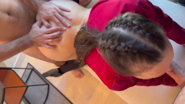 Красотка в кофточке трахается с двумя мужиками сразу