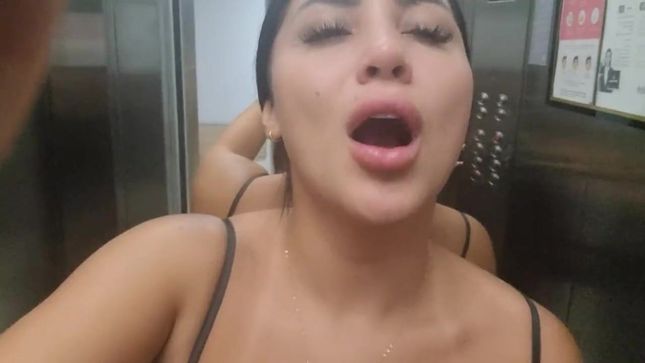 Нахальная брюнеточка мастурбирует в лифте