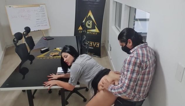 Секретарша отдается коллеге в офисе